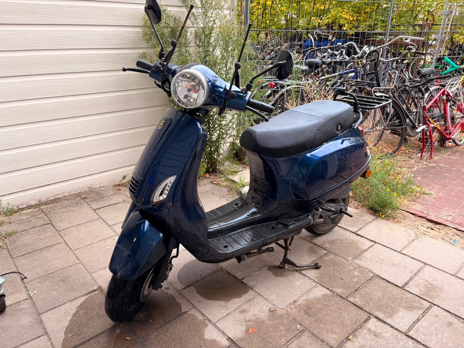 Donkerblauwe scooter, Fietsen en Brommers, Snorfietsen en Snorscooters, Ophalen, Gebruikt, Benzine, Overige merken