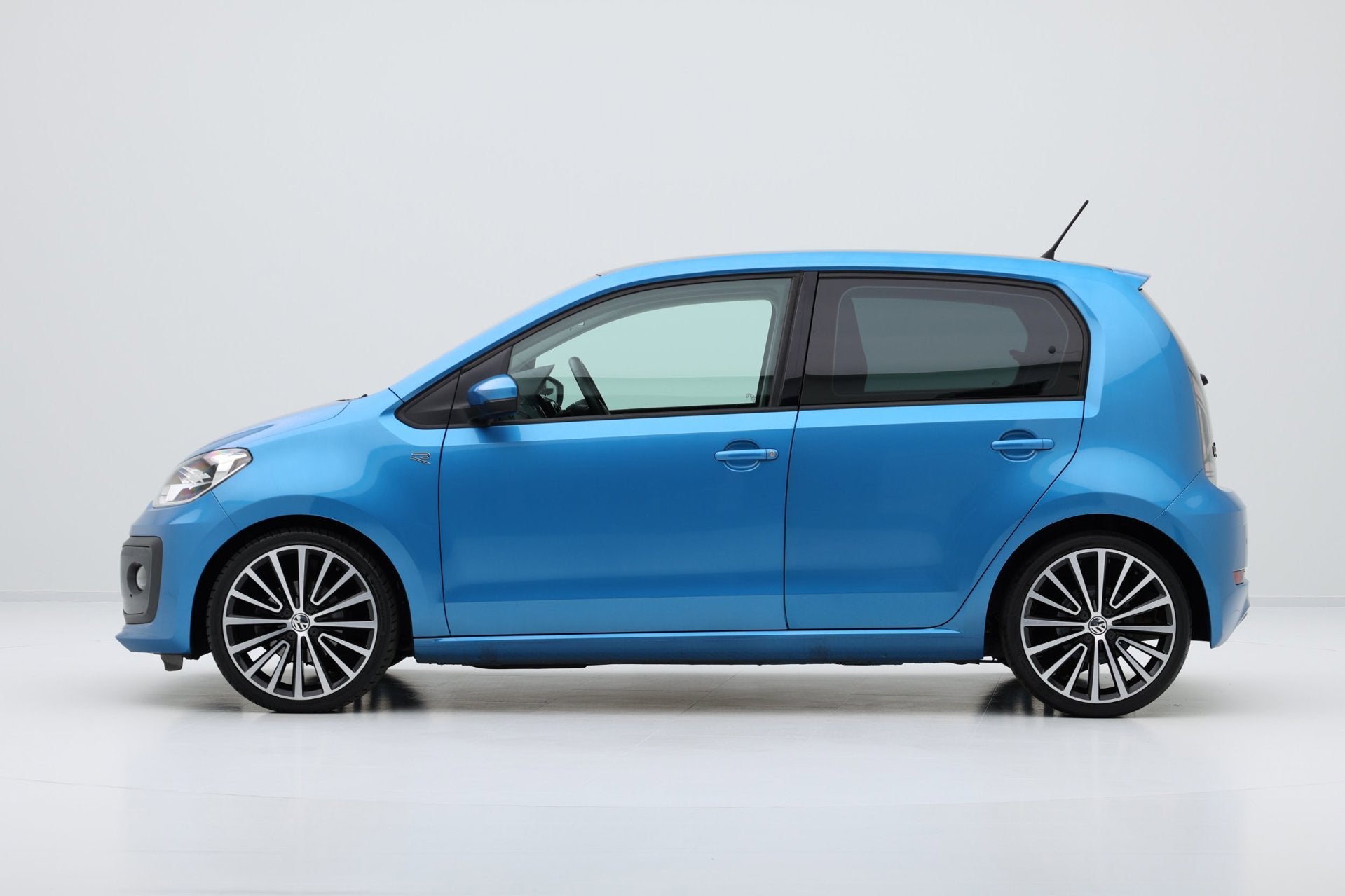 Foto 21 van Volkswagen Up! 1.0 R-Line 5-drs Airco|17" LMV|Zwart dak|PDC