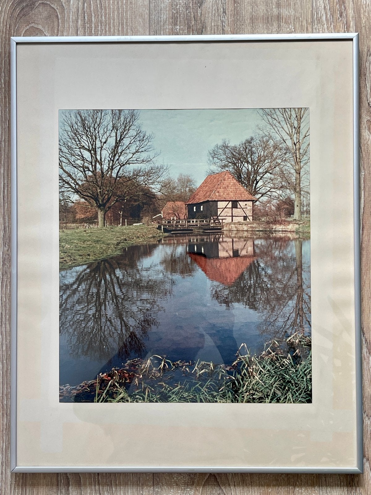Ingelijste foto van een watermolen aan een vijver, Ophalen of Verzenden, Foto, Fotografie, Achter glas