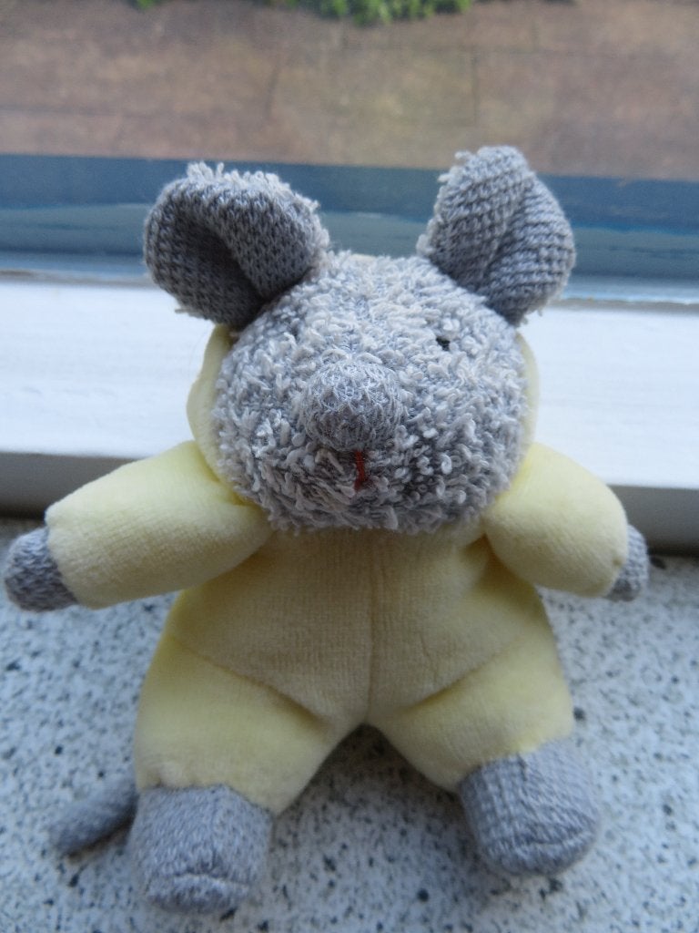 Muis muisje met lichtgeel velours pakje van IKEA Kramig, Muis, IKEA, Ophalen of Verzenden, Zo goed als nieuw