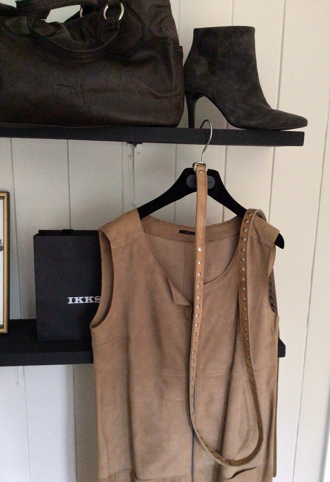 Te gek splinternieuw suède jurkje IKKS in camel kleur, Ophalen of Verzenden, Nieuw, Maat 38/40 (M)