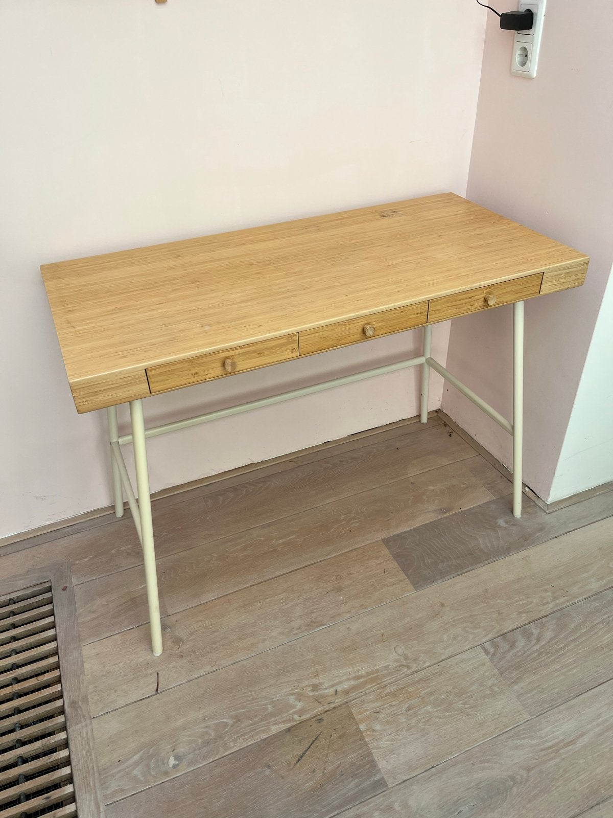 Ikea bureau Lillasen | bamboe | 102x49cm, Huis en Inrichting, Bureaus, Ophalen, Overige typen, Gebruikt, Bruin