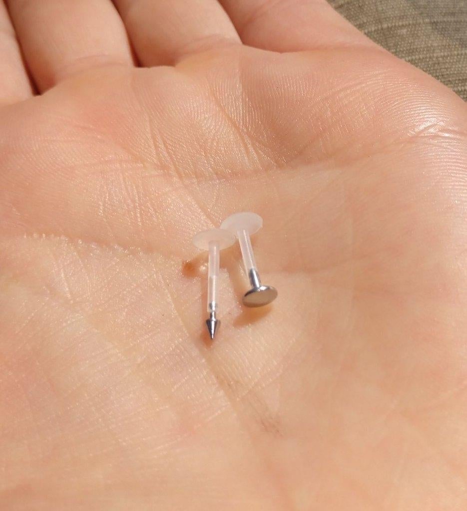 Nieuw! Paar oorbellen (labrets) voor lippiercing kinpiercing, Overige materialen, Nieuw, Ophalen of Verzenden, Grijs
