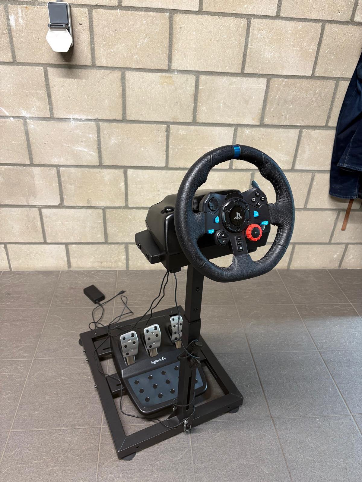 Logitech racestuur standaard en pedalen, Spelcomputers en Games, Ophalen, Zo goed als nieuw