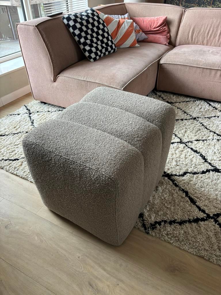 KARWEI poef Erie taupe bouclé stof - Stijlvol & Comfortabel, Ophalen, Zo goed als nieuw, Stof, Rechthoekig