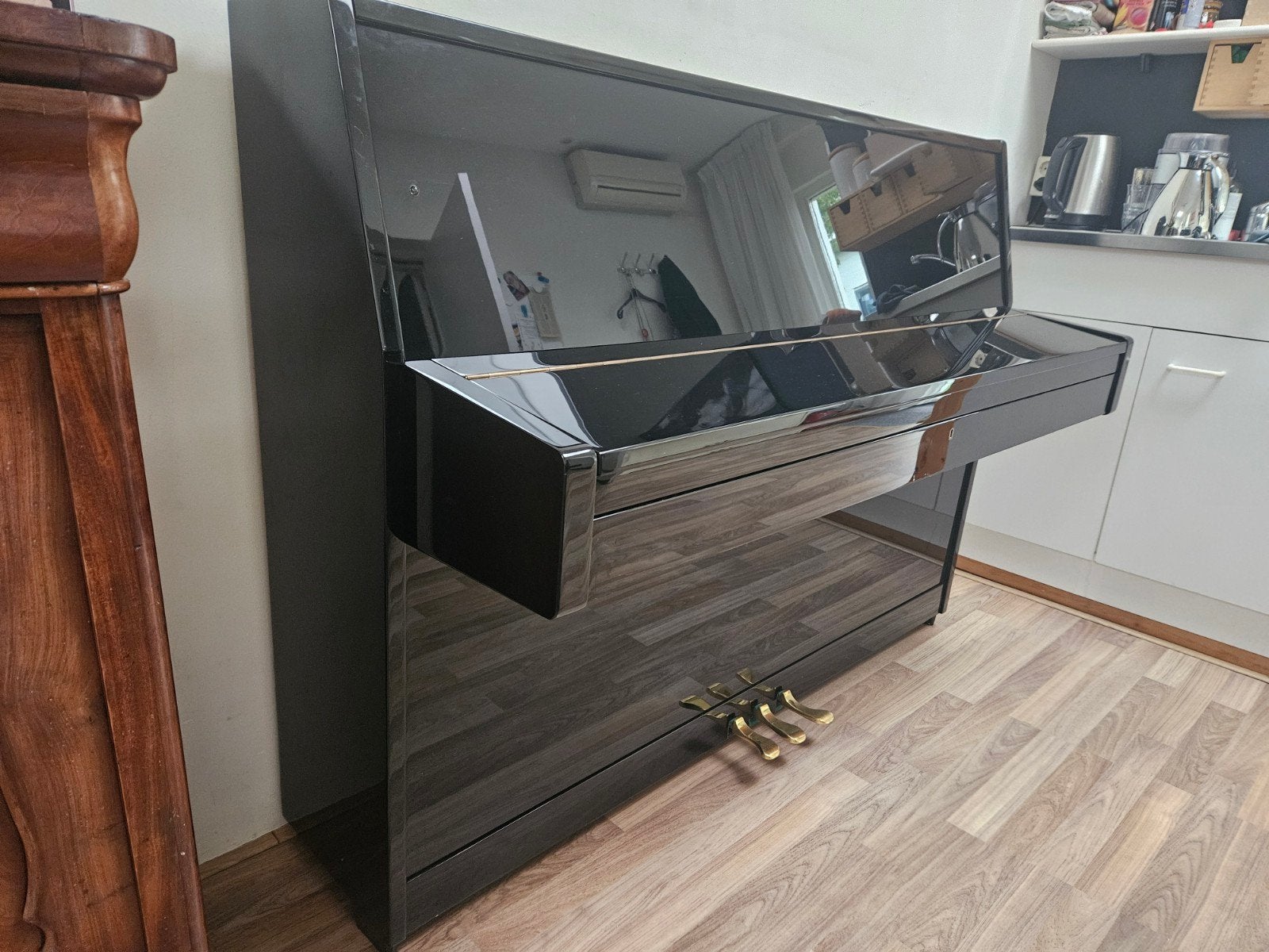 Bender piano.  Nieuw, gestemd, demper en gebracht