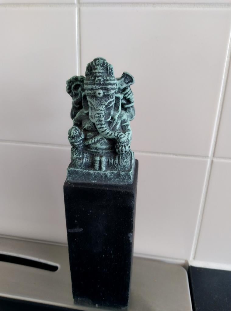 Ganesha beeldje op sokkel - Groen/Zwart, Antiek en Kunst, Overige onderwerpen, Minder dan 20 cm, Ophalen of Verzenden, Op sokkel