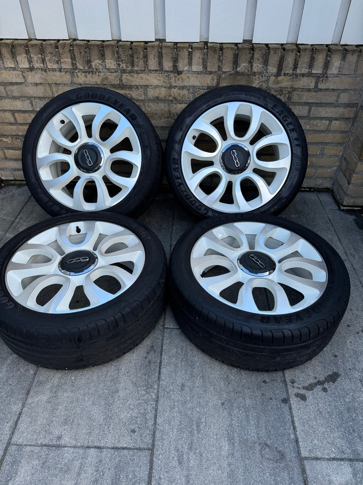 Originele Fiat bi-color velgen met Goodyear zomerbanden 225/, Auto-onderdelen, Ophalen, Gebruikt, Banden en Velgen, 17 inch