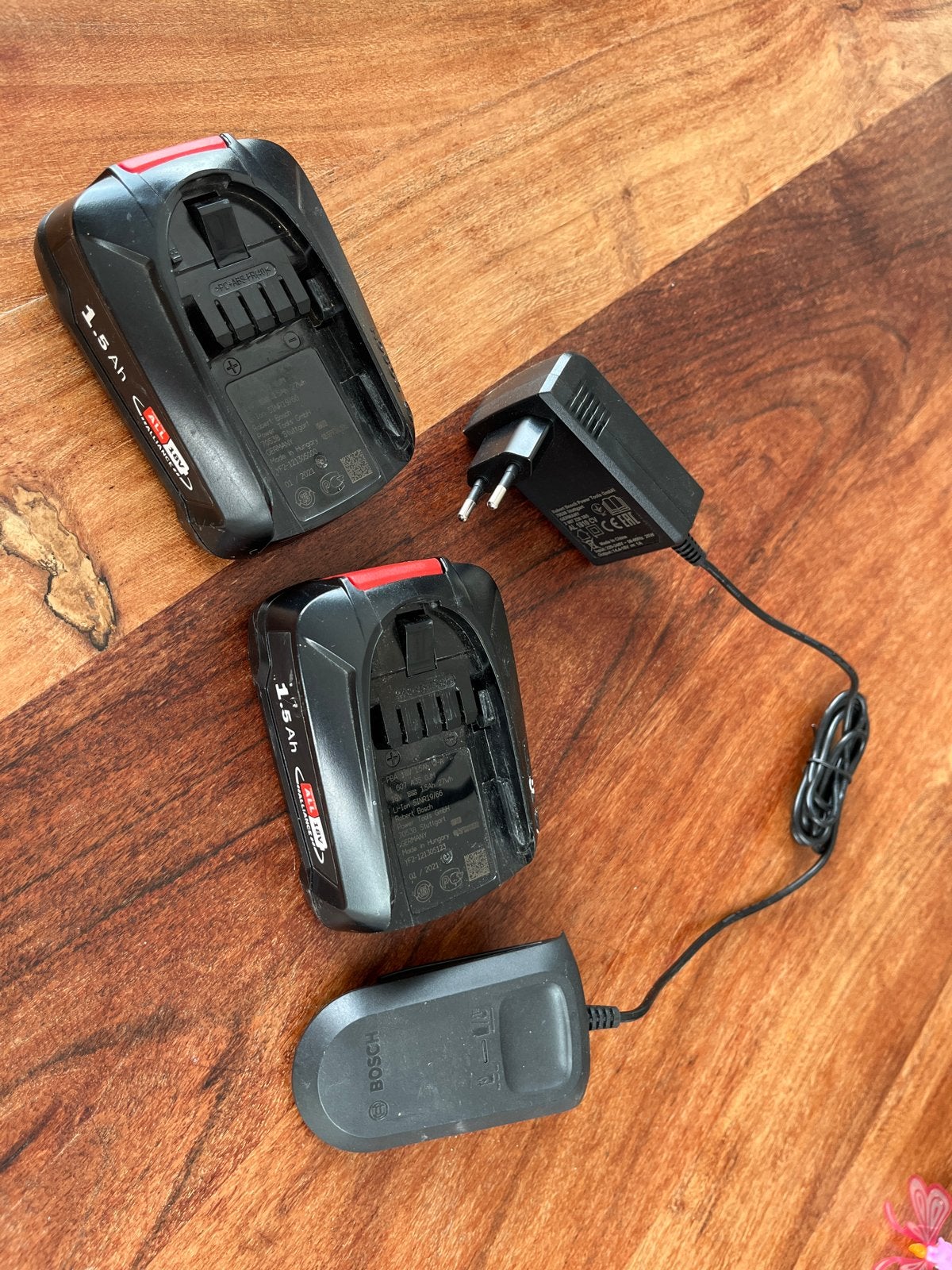2 Bosch Power For All 1.5 Ah accu's en lader, Ophalen of Verzenden, Gebruikt