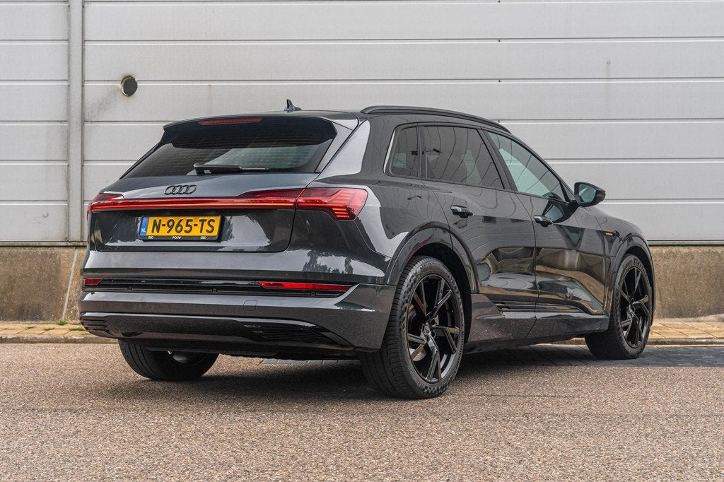 Audi e-tron 55 408pk Quattro Advanced edition 95 kWh | Lucht, Auto's, Audi, Automaat, 131 €/maand, Stof, Zwart