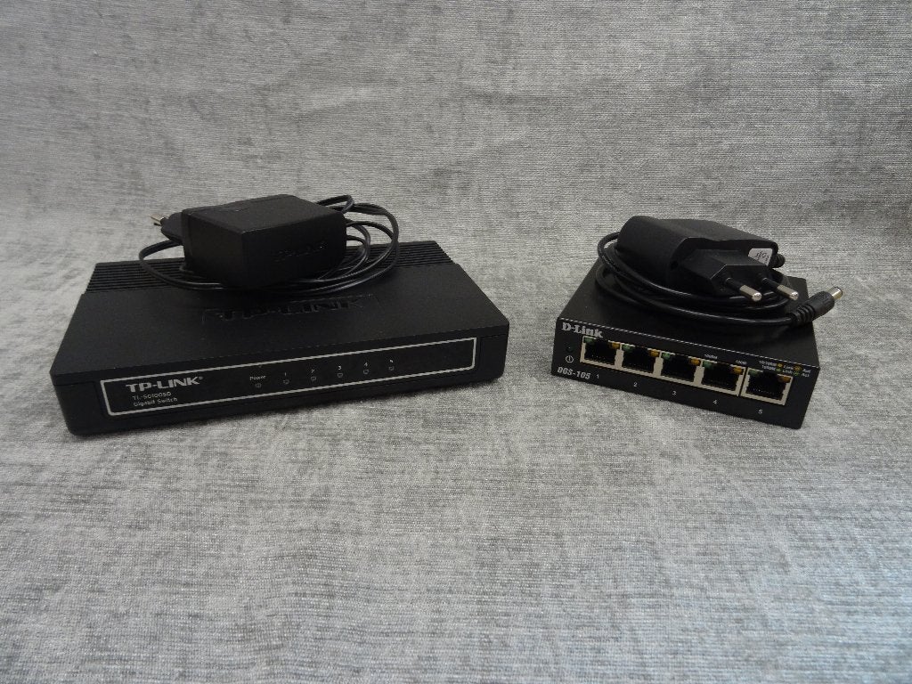 TP Link TL-SG1005D Gigabit Switch & D-Link DGS-105 Switch, Computers en Software, Netwerk switches, Ophalen of Verzenden, Zo goed als nieuw