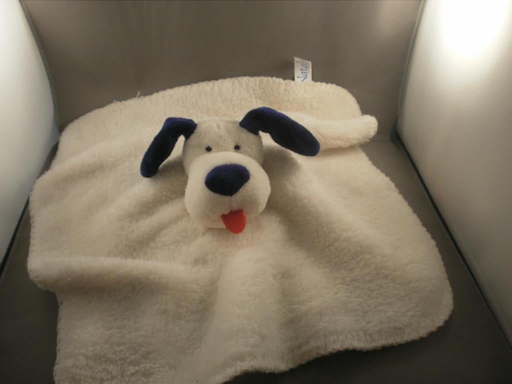 Natalis hond knuffel doek wit met blauwe oren/neus rode tong, Kinderen en Baby's, Speelgoed | Knuffels en Pluche, Overige merken