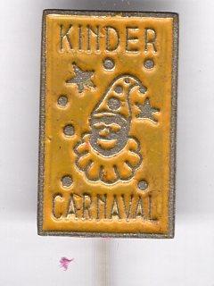 Kinder carnaval geel op zilverkleurig speldje ( Z_231 ), Verzamelen, Verzenden, Nieuw, Stad of Land, Speldje of Pin
