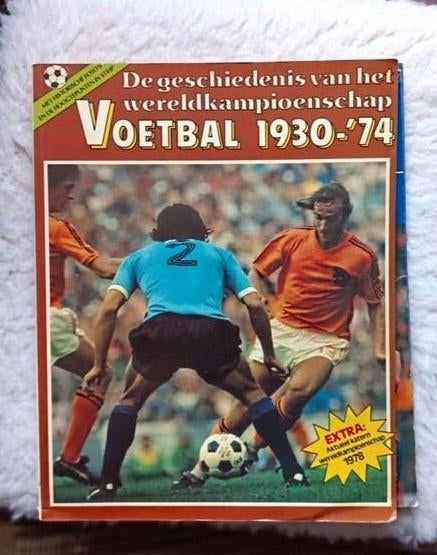 Voetbalboeken: WK 1930-1974 & Het Groot Voetbalboek 1981, Ophalen of Verzenden, Gelezen, Balsport