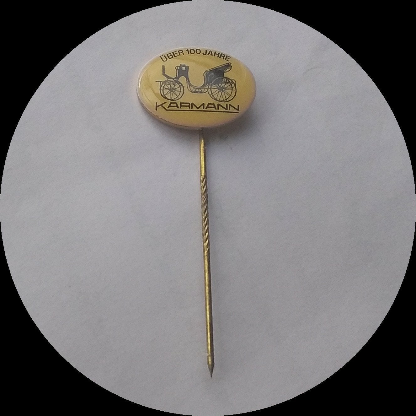 KARMANN jubileum speldje, 100 jahre, Verzamelen, Speldjes, Pins en Buttons, Ophalen of Verzenden, Zo goed als nieuw, Transport