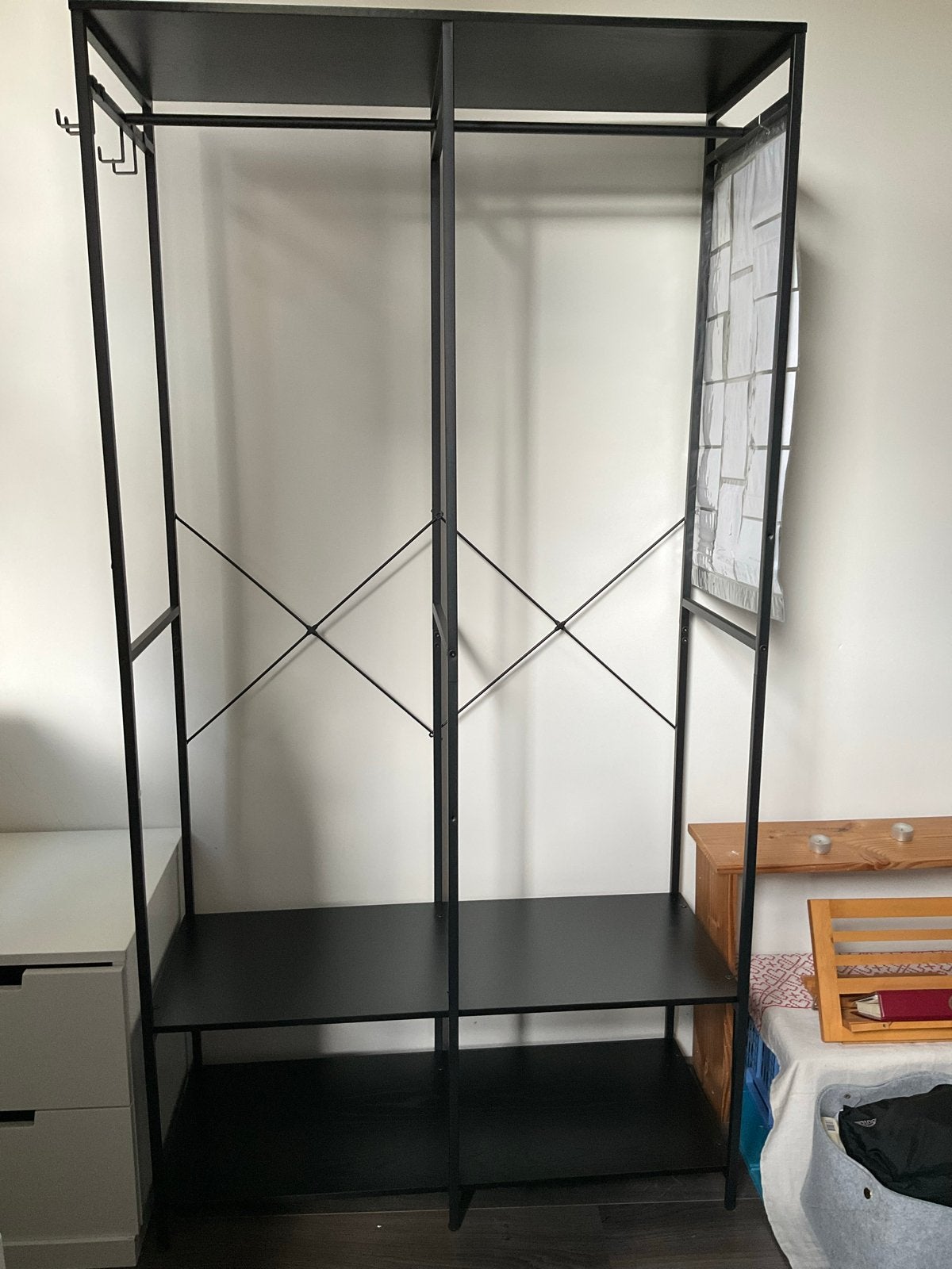 Zwart open kledingrek met planken en hangruimte, Huis en Inrichting, Ophalen, Met plank(en), Gebruikt, 100 tot 150 cm