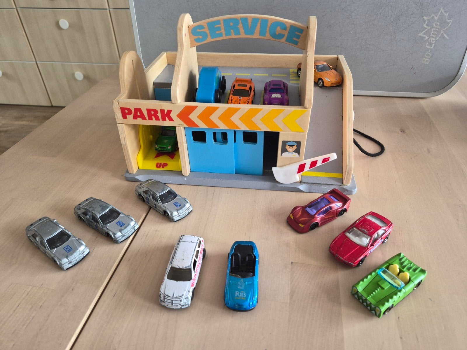 Melissa & Doug houten parkeergarage met 13 auto's, Ophalen of Verzenden, Gebruikt