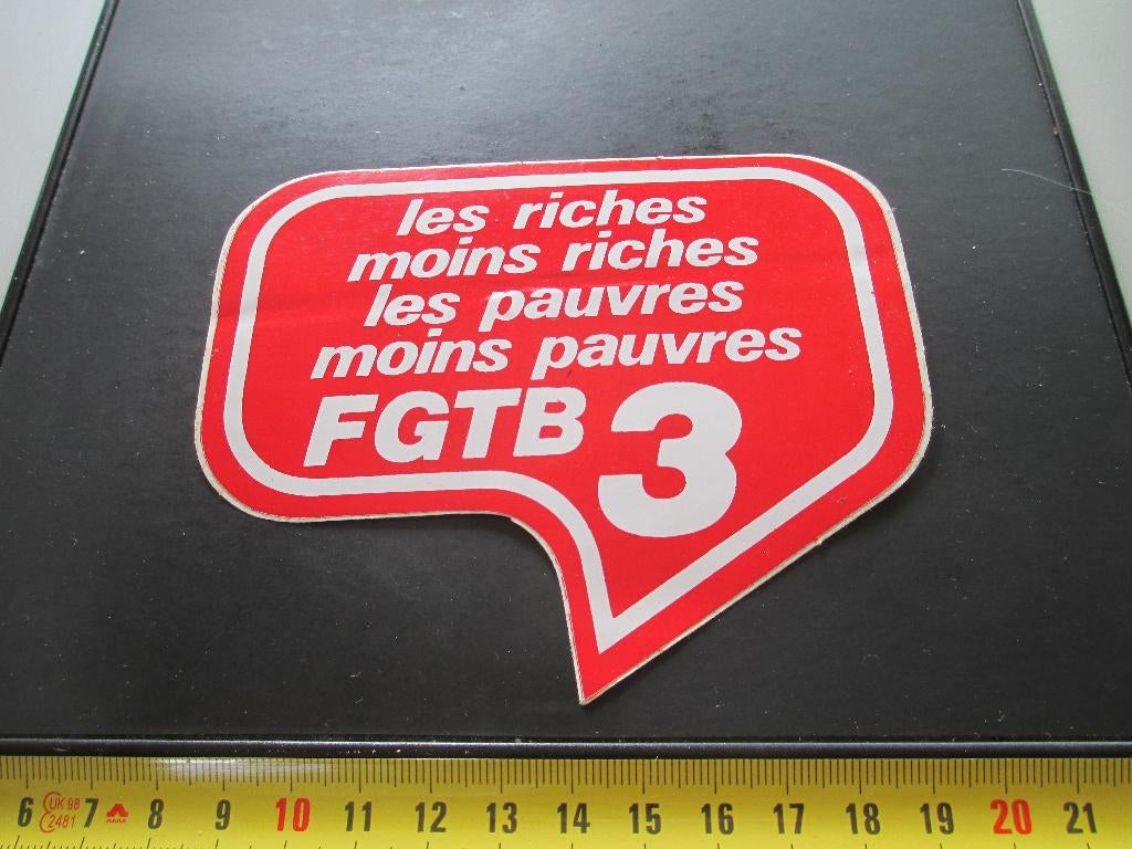 sticker FGTB 3 Les riches moins riches les pauvres moins pau, Ophalen, Zo goed als nieuw