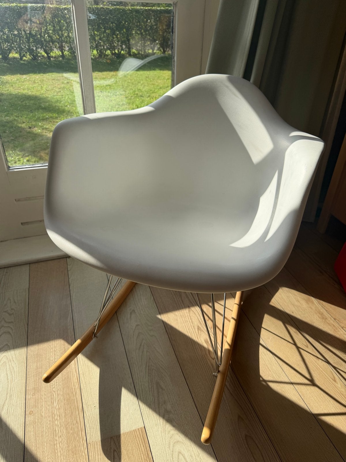 Witte schommelstoel met houten onderstel Vitra Eames stijl, Huis en Inrichting, Wit, Zo goed als nieuw, Eén, Ophalen