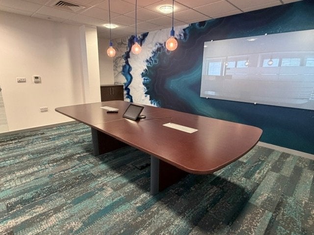 Tafel/vergadertafel met stopcontact 303x136xH74 cm, 1 st, 136 cm, Gebruikt, Spaanplaat of MDF, Bruin