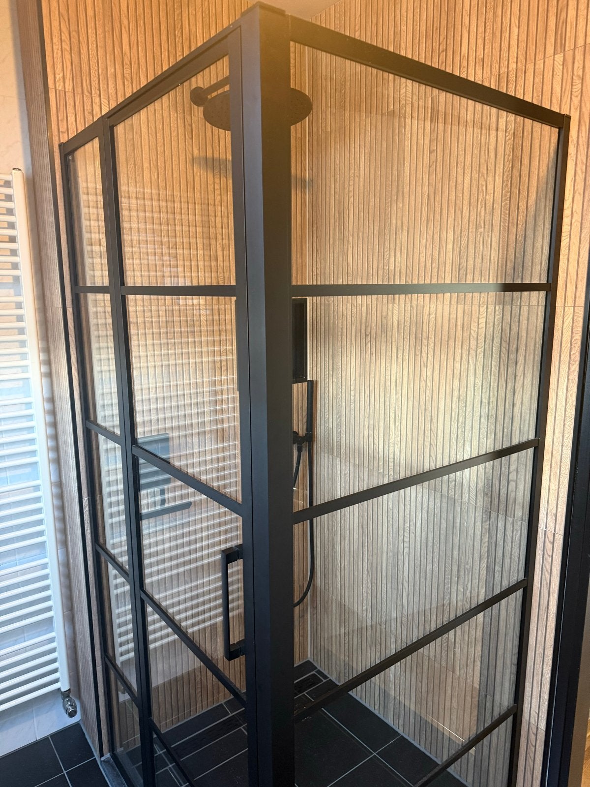 Moderne douchecabine met zwart frame en glazen wanden, Doe-het-zelf en Verbouw, Ophalen, Zo goed als nieuw, Glas, Douche