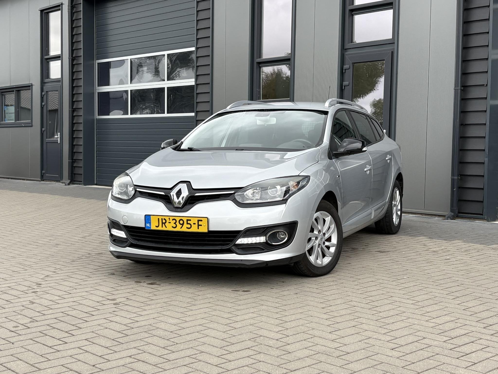 Renault Megane Estate 1.2 TCe Limited | Navigatie | Trekhaak, Voorwielaandrijving, Stof, Gebruikt, 4 cilinders