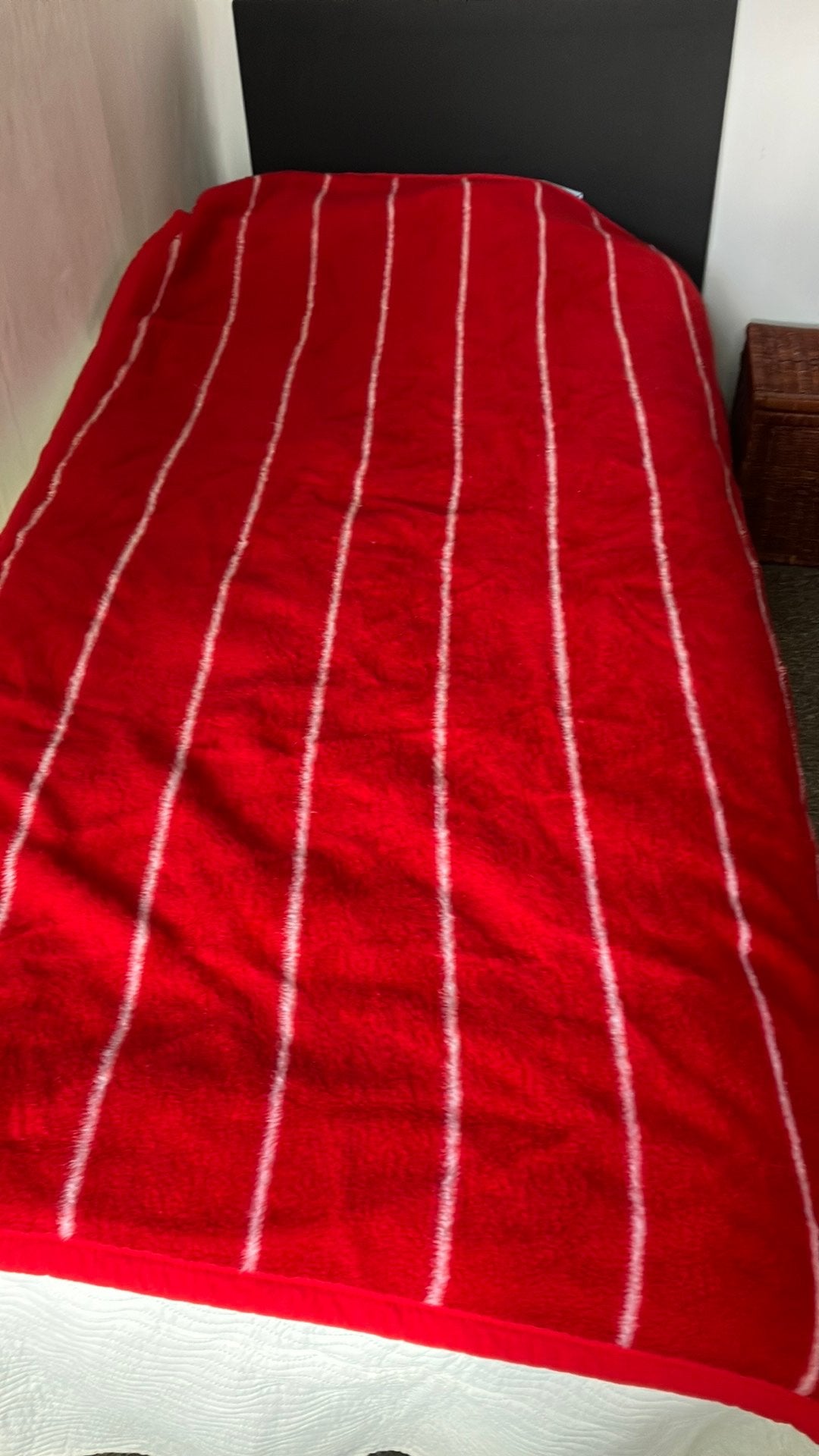 Mooie vintage dralon deken rood witte strepen 150 x 220, Huis en Inrichting, Slaapkamer | Beddengoed, Ophalen of Verzenden, Gebruikt