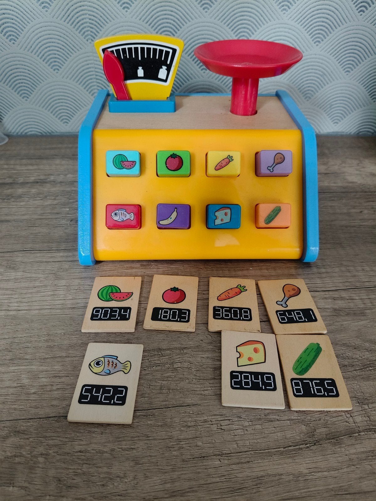 Houten speelgoed weegschaal met gewichten en kaarten, Ophalen of Verzenden, Gebruikt, Rekenen