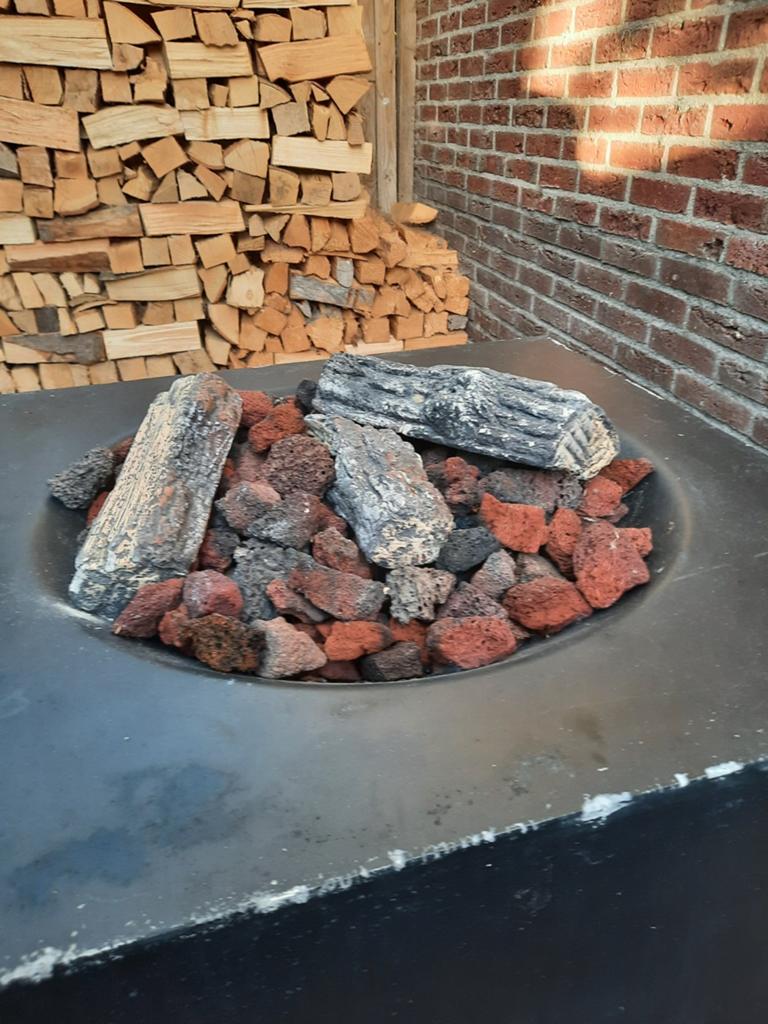 Tuinkachel op gas met lavastenen en houtblokken, Ophalen