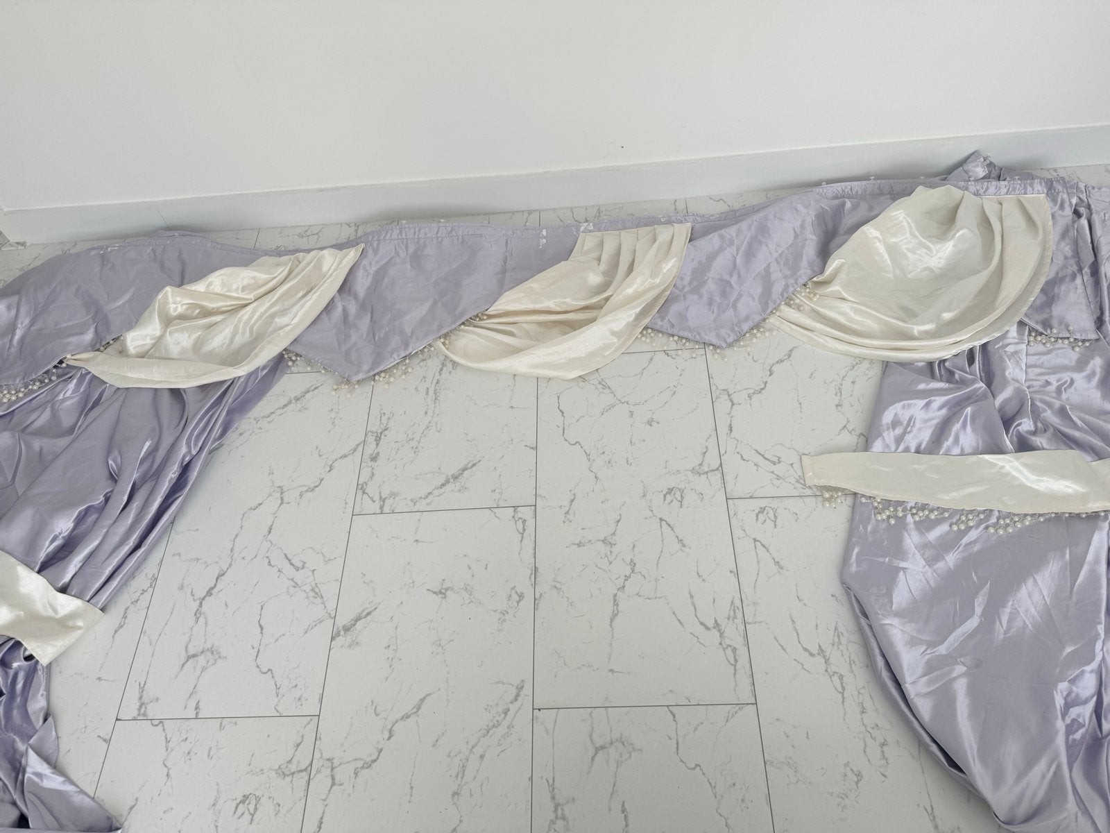 Lila en crème gordijnen met parels, Huis en Inrichting, Ophalen, Met haken, Gebruikt, Gordijn