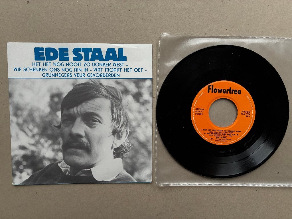 Ede Staal - Het het nog nooit zo donker west., Gebruikt, 7 inch, Ophalen of Verzenden, Beschermende buitenhoes