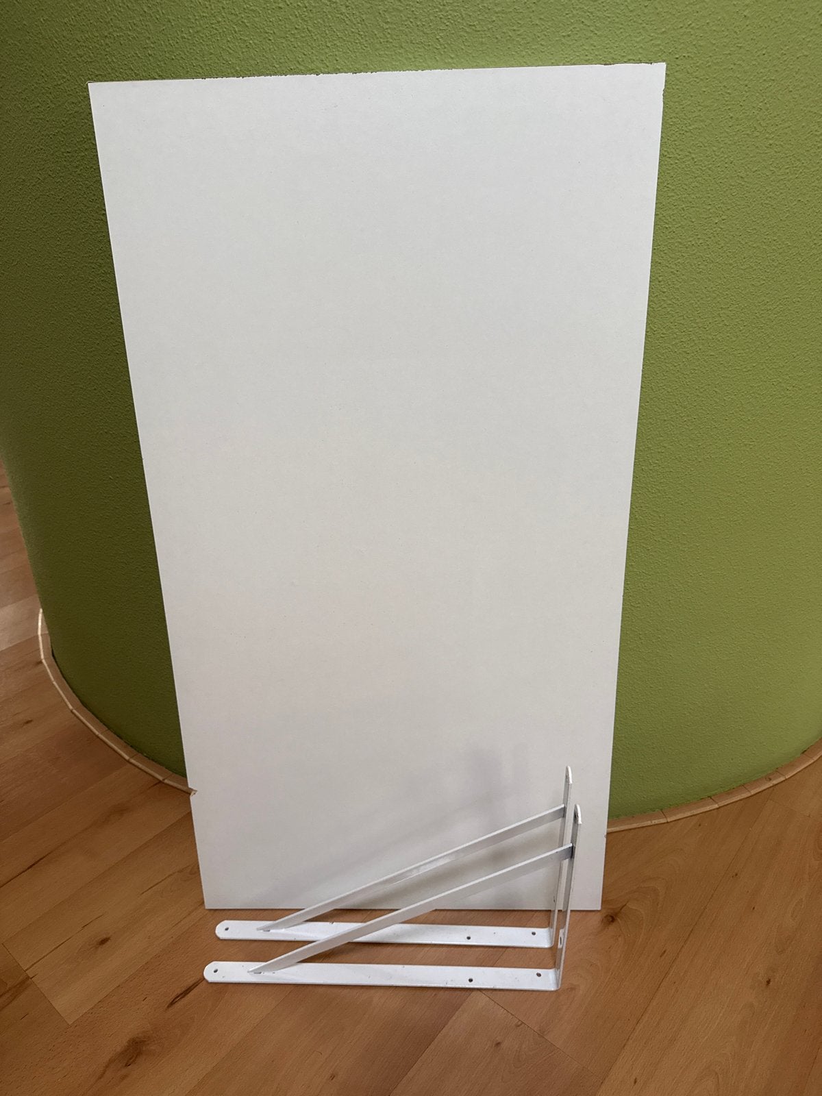 Witte meubelplaat met twee plankdragers, Ophalen, Gebruikt