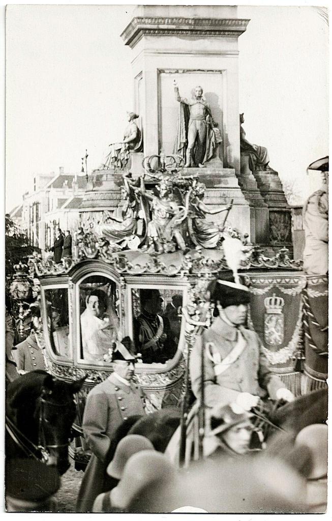 Den Haag 170, Gouden Koets op Plein 1813, ongelopen,, Verzenden, 1920 tot 1940, Ongelopen, Zuid-Holland