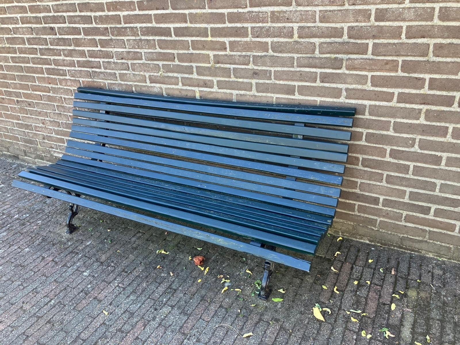 2 stevige houten buitenbanken met gietijzer onderstel, Tuin en Terras, Tuinbanken, Ophalen, Gebruikt, Hout