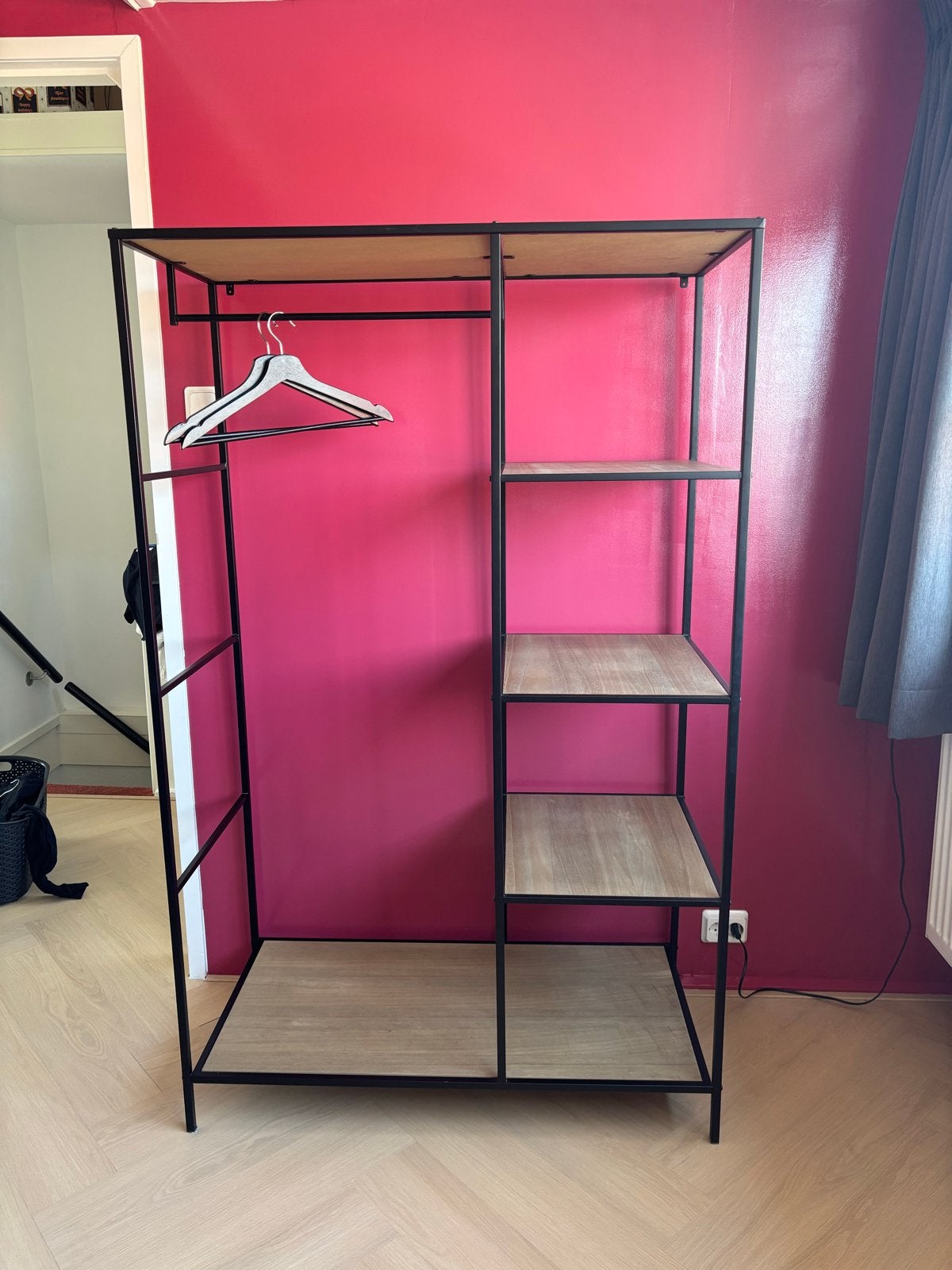 Kledingrek Xenos - Zwart metaal met houtlook planken, Ophalen, Met plank(en), Gebruikt, 100 tot 150 cm