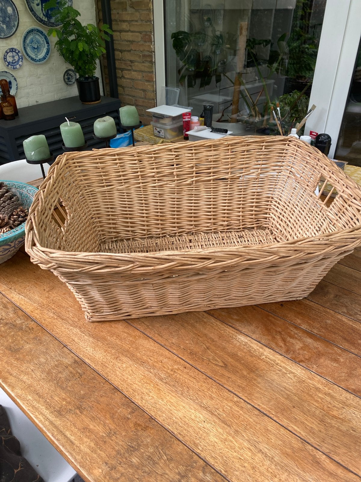 Grote rieten mand met handvatten, Huis en Inrichting, Gebruikt, Gevlochten, Mand, Ophalen of Verzenden