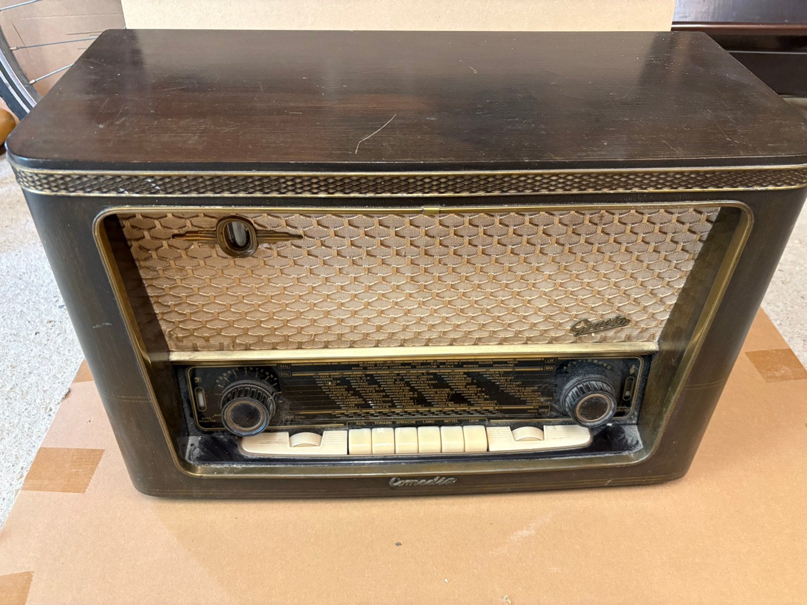 Greats Comedia radio kast, Ophalen