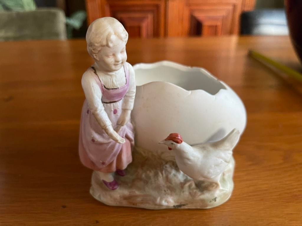 Vintage stenen beeldje met meisje, kip en eierschaal, Ophalen, Gebruikt, Mens
