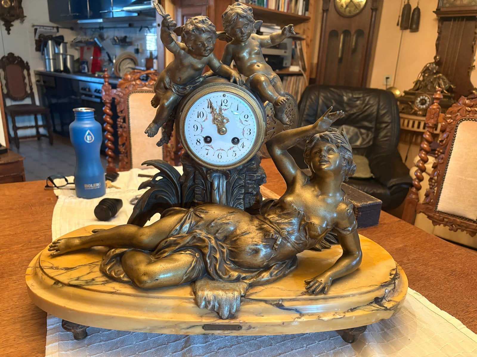 Antieke Franse pendule met bronzen beelden en marmeren voet, Ophalen