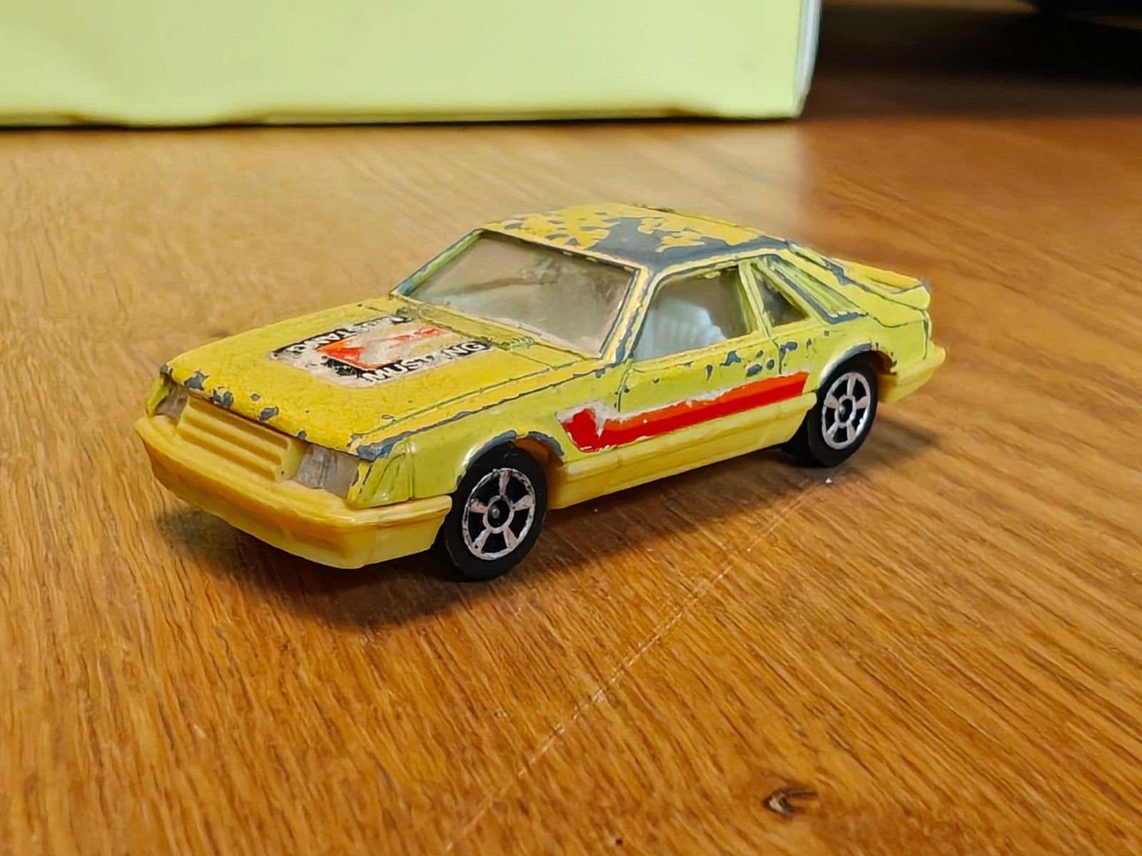 Corgi Ford Mustang Cobra GEEL, Ophalen of Verzenden, Auto