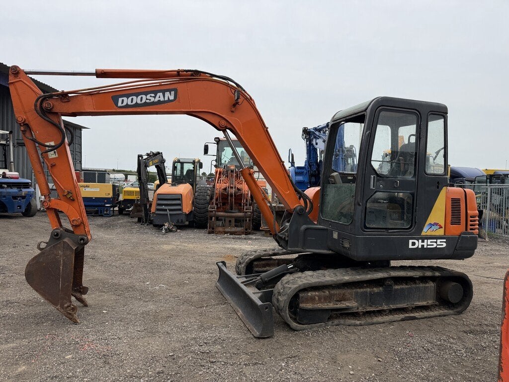 Doosan DH55-V. Isuzu Engine. Airco, Doosan Bob, Communications.emea@doosan.com, U Kodetky 1810
26301  Dobris, CZ, Graafmachine