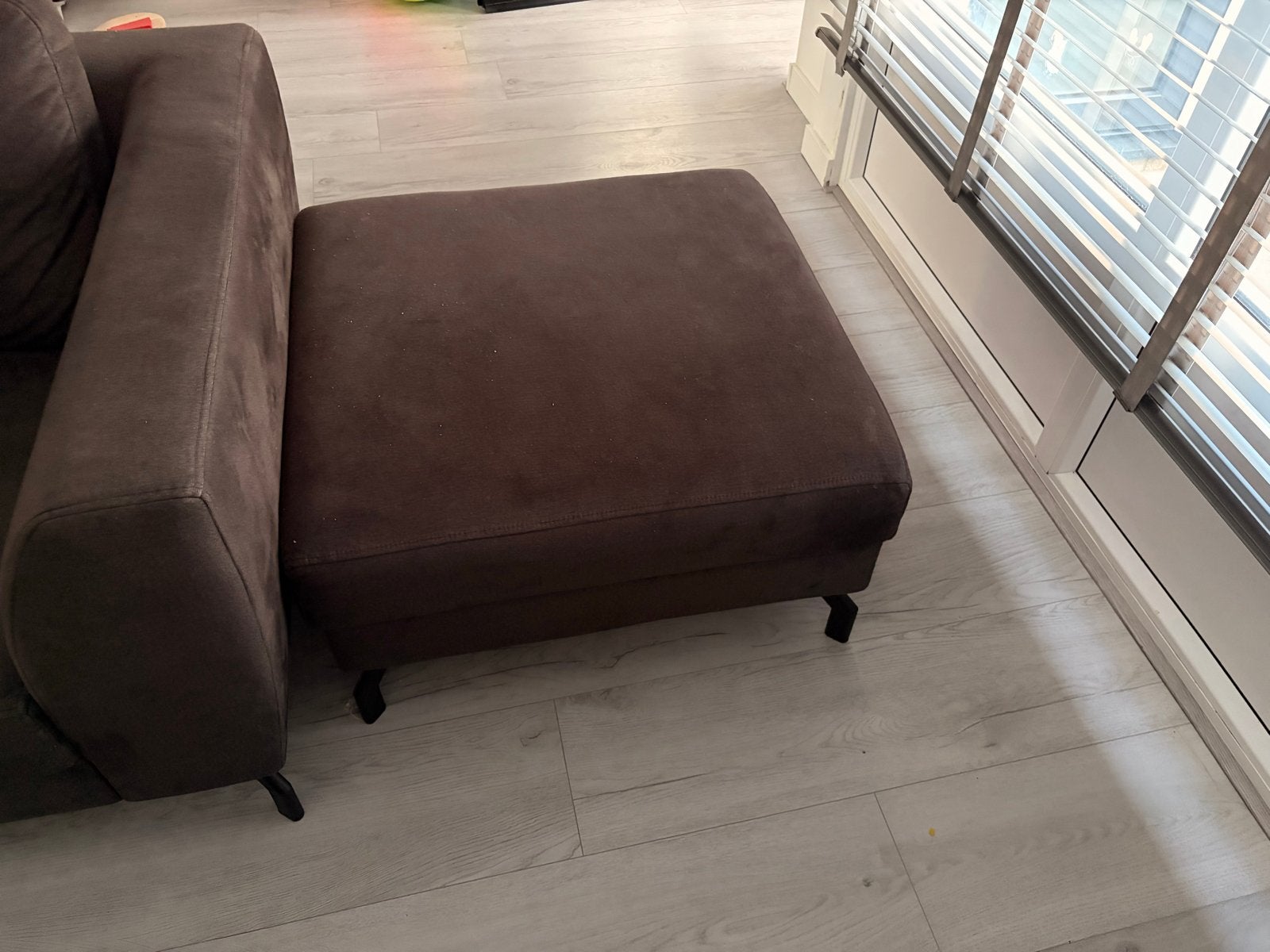 Comfortabele bruine bank met chaise longue, Ophalen, Gebruikt, 125 tot 150 cm, Driepersoons