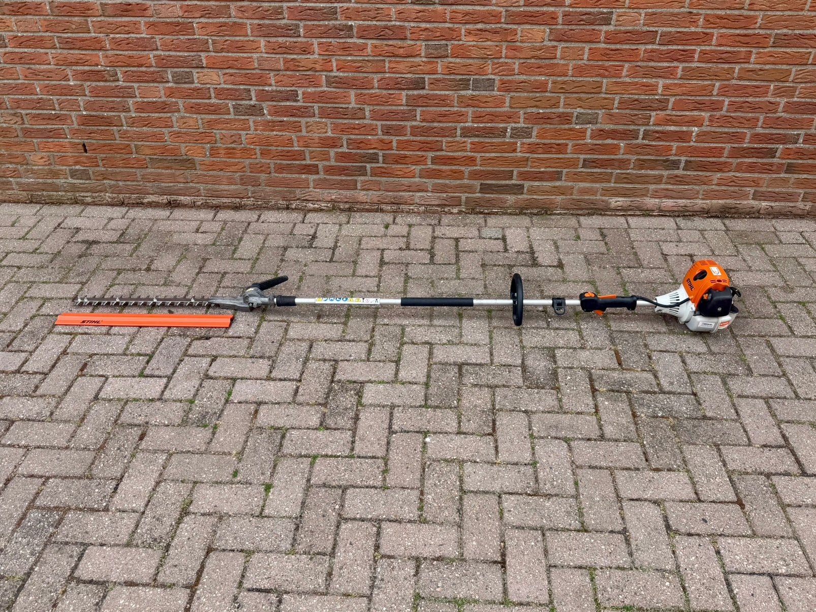Stihl HL 100 Stok heggenschaar op steel met benzine motor, Ophalen, Zo goed als nieuw, Benzine