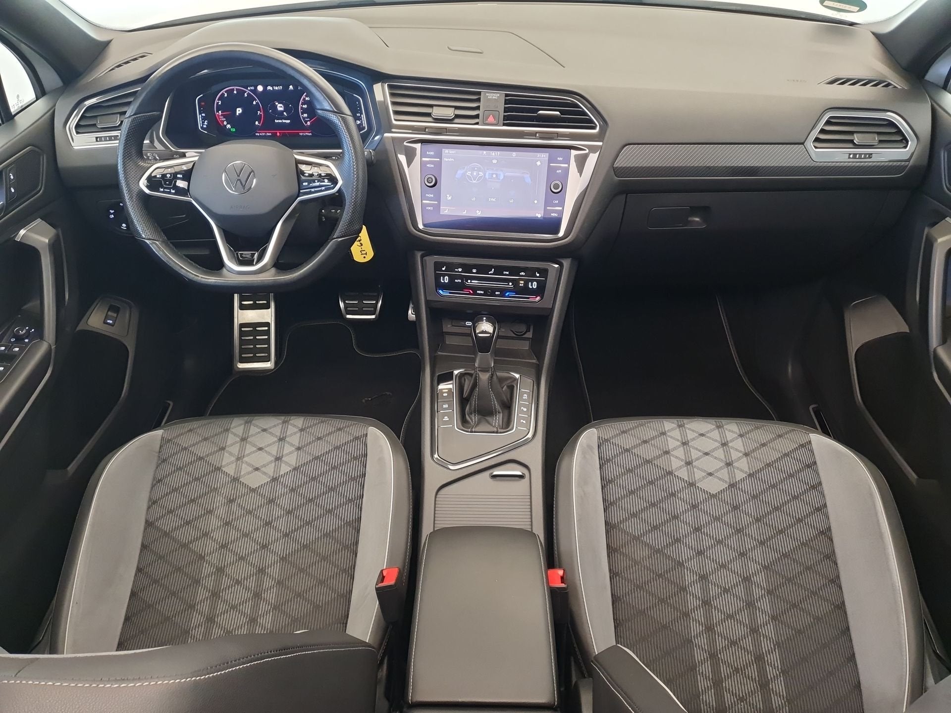 Volkswagen Tiguan Allspace 1.5 TSI R-Line Panorama dak, Trek, Auto's, Stof, Wit, Bedrijf, Verwarmde buitenspiegels