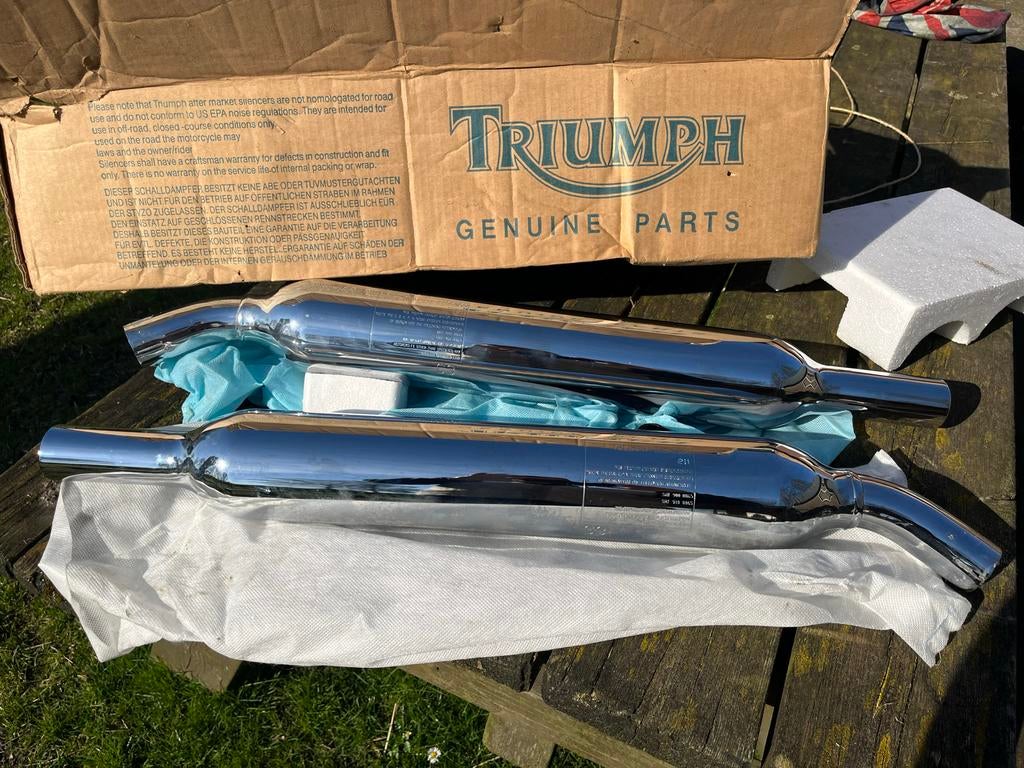 Triumph Uitlaten (2206355 & 2206360) - Nieuw in doos, Motoren, Ophalen of Verzenden, Nieuw