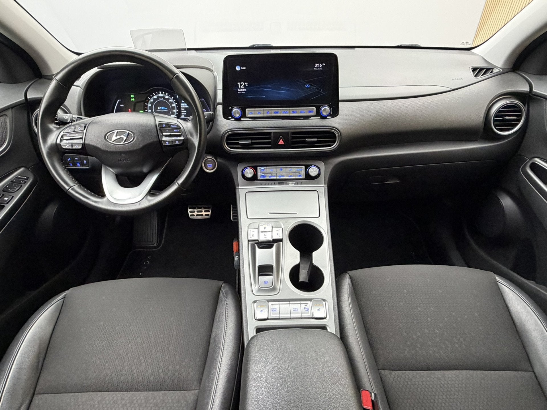 Hyundai KONA EV Fashion 64 kWh 3- Fase SOH 92,4% | Warmtepom, Auto's, Dealer onderhouden, Gebruikt, Zwart, Adaptive Cruise Control