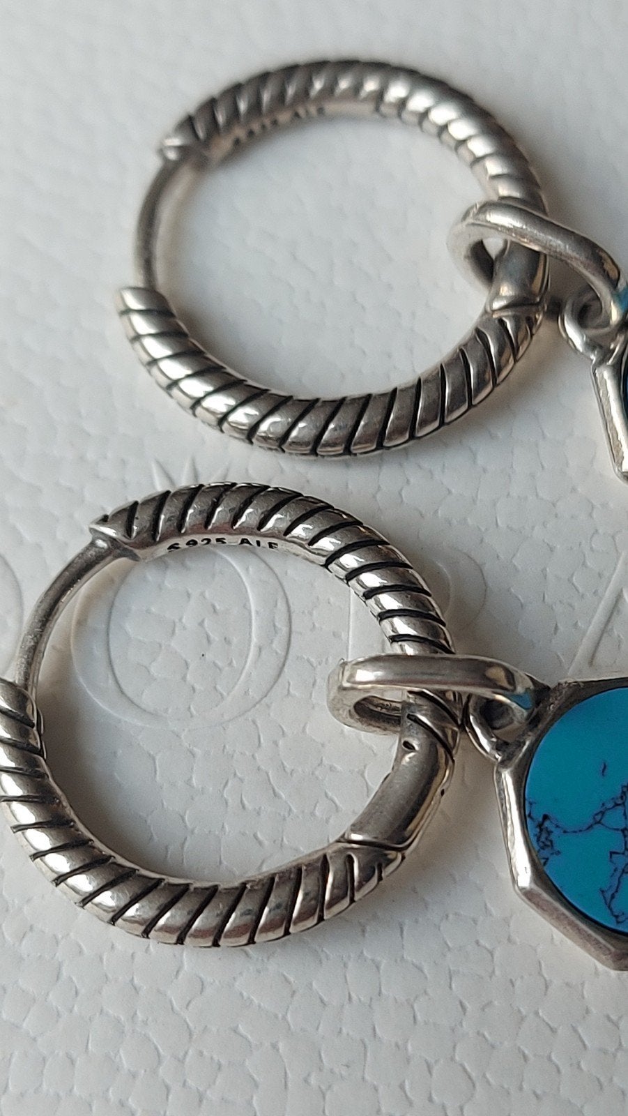 🎁 Originele Pandora creolen met 2 originele Pandora bedels, Ophalen of Verzenden, Zo goed als nieuw, Zilver, Pandora