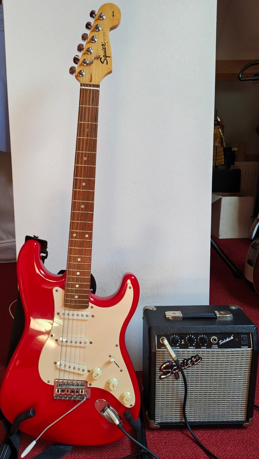 Squier Stratocaster met versterker en standaard, Ophalen, Fender, Gebruikt, Met versterker