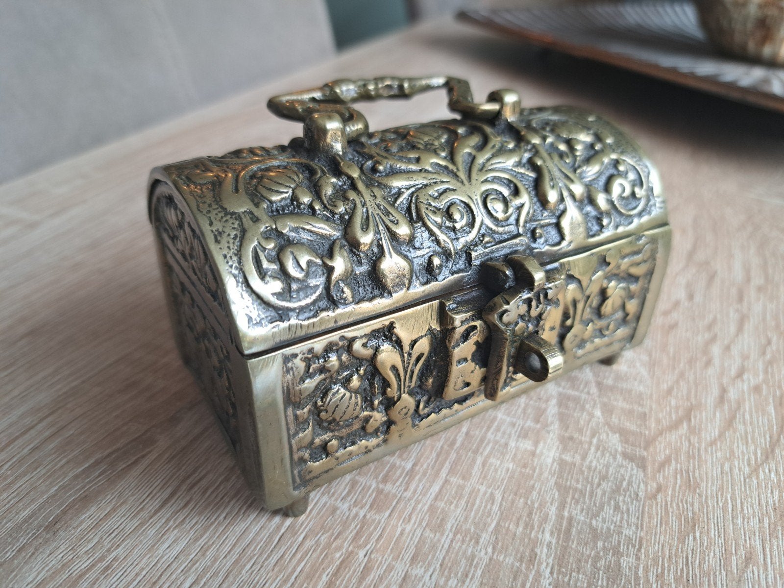 Antiek messing / bronzen kistje met reliëf – Neo-Gotisch., Antiek en Kunst, Antiek | Koper en Brons, Ophalen of Verzenden