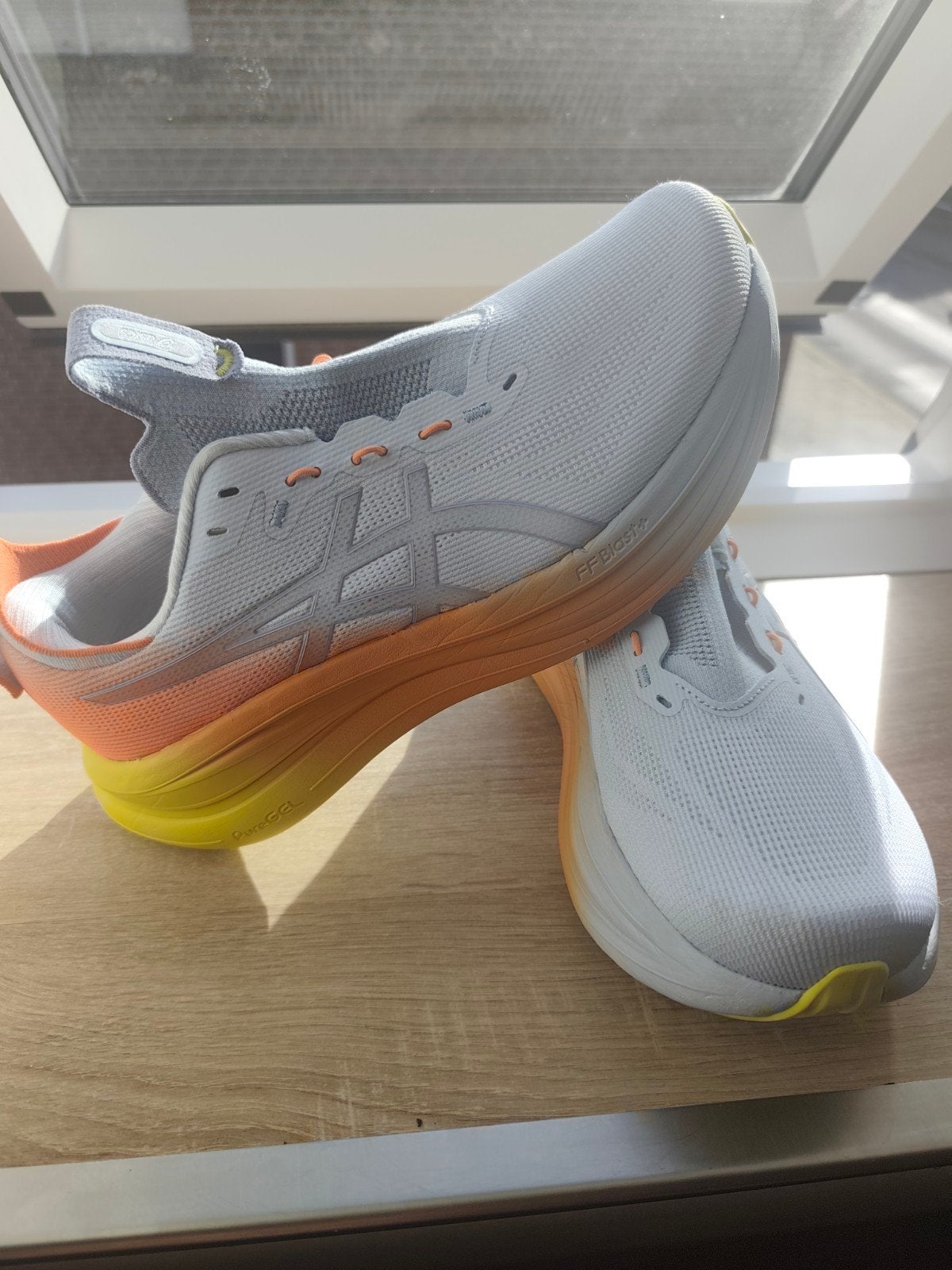 GLOEDNIEUW ASICS Gel-Nimbus 28 Sunny Sizzle | Maat 42 (26.5, Ophalen of Verzenden, Nieuw, Hardloopschoenen, Asics